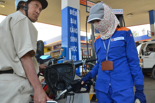 Tại TP HCM, nhiều cửa hàng xăng dầu đã bán xăng E5 nhưng số người chọn mua vẫn chưa nhiều Ảnh: TẤN THẠNH