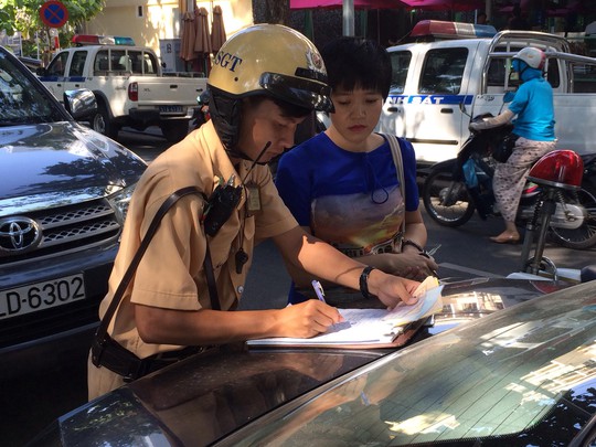 Xử phạt người vi phạm giao thông tại TP HCM Ảnh: THÀNH ĐỒNG