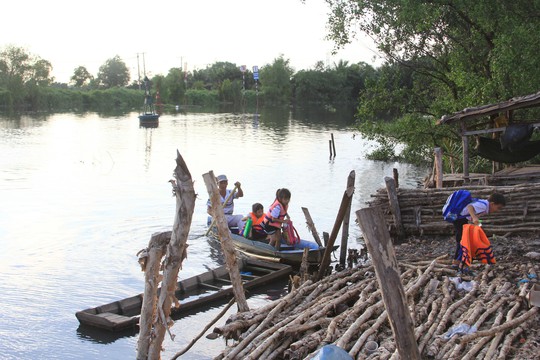 Học sinh được đưa qua sông bằng thuyền nhỏ kể từ khi cầu Cái Tâm sập