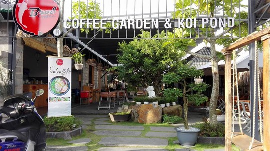 Từ ngoài nhìn vào, quán trang trí với không gian mở theo lối kiến trúc nhà vườn Nhật