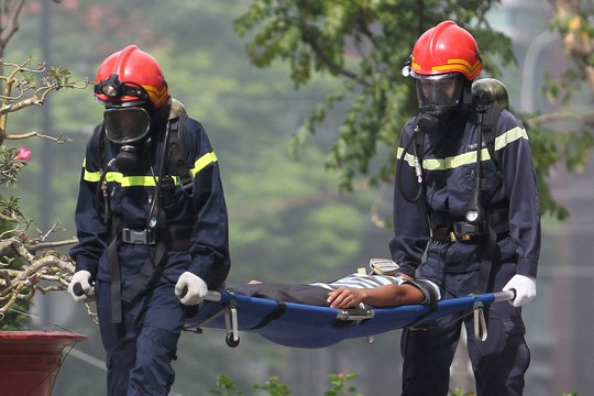 
Phía bên dưới, các lực lượng cứu hộ - cứu nạn nhanh chóng tiếp cận đám cháy và tìm cách đưa những người bị thương ra ngoài
