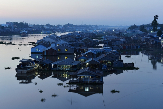 
Từ lâu Châu Đốc đã nổi tiếng với lễ hội miếu Bà Chúa Xứ núi Sam, lễ hội lớn nhất ở Nam Bộ thu hút hơn 2 triệu lượt người mỗi năm. Hay Châu Đốc là nơi có nhiều di tích lịch sử, văn hóa và thắng cảnh độc đáo cấp quốc gia. Nhưng ít ai biết rằng, đây còn là địa điểm du lịch lý tưởng nếu bạn đang có ý định vi vu miền Tây mùa nước nổi.
