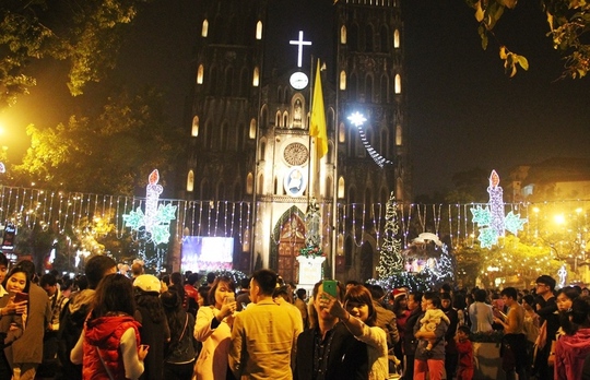 
Nhà thờ Lớn, tâm điểm của đêm Giáng sinh, mỗi lúc một đông hơn
