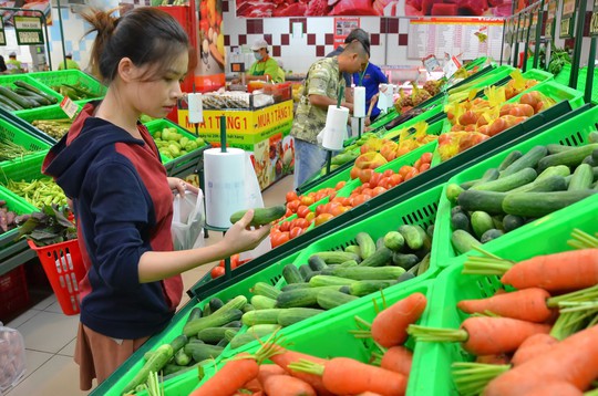 Khách hàng mua rau, củ sạch tại Satramart Sài Gòn Ảnh: TẤN THẠNH