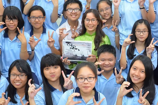 
Học sinh Trường THPT chuyên Lê Hồng Phong (TP HCM) tri ân cô giáo nhân ngày 20-11 Ảnh: TẤN THẠNH
