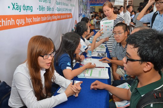 Học sinh tìm hiểu thông tin vào Trường ĐH Bách khoa TP HCM Ảnh : TẤN THẠNH