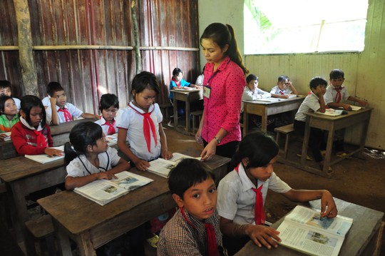 Cô giáo Phạm Thị Tuyết Nhung đang đứng lớp tại điểm Trường Tiểu học Trà Na, huyện Tây Trà, tỉnh Quảng Ngãi Ảnh: TỬ TRỰC