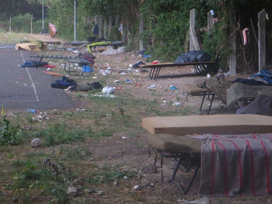 Nhiều người tị nạn nói rằng họ không biết bỏ rác ở đâu. Ảnh: RT