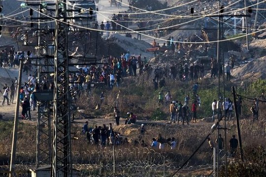 Người Palestine tập trung ở hàng rào ngăn cách Israel và dải Gaza hôm 11-10. Ảnh: Reuters