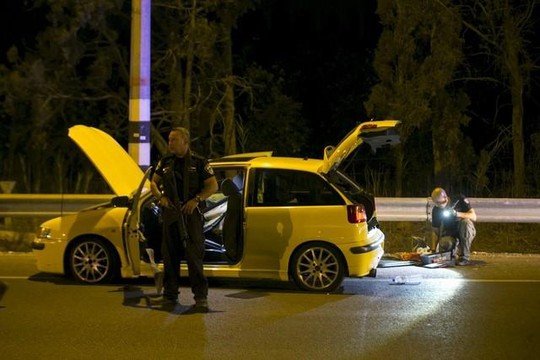 
Chiếc xe mà người đàn ông Israel gốc Ả Rập đâm vào trạm xe buýt hôm 11-10. Ảnh: Reuters
