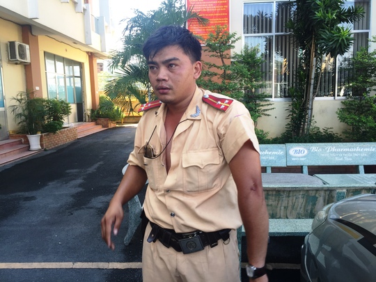 
Thượng úy Võ Văn Thoại cho biết bị tài xế xe tải đánh đứt cúc áo và phải nhập viện điều trị.
