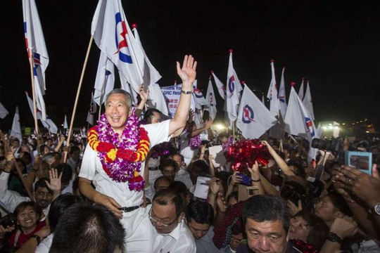 Thủ tướng Singapore Lý Hiển Long mừng chiến thắng của đảng PAP cùng người ủng hộ rạng sáng 12-9. Ảnh: Bloomberg