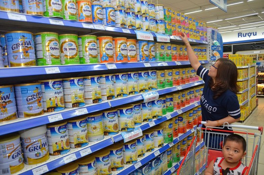 Mặt hàng sữa được bày bán nhiều trong các siêu thị Ảnh: TẤN THẠNH