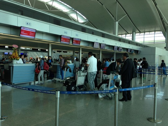 Hành khách làm thủ tục tại sân bay Tân Sơn Nhất