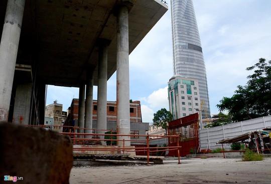 
 Những khoảng không gian quanh toà nhà trống trơn, trái hẳn với cảnh thi công rất nhộn nhịp khi vừa động thổ. Cách đó không xa, anh bạn hàng xóm Bitexco Financial Tower.
