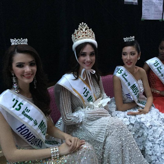 Đại diện Venezuela (giữa) đoạt vương miện Hoa hậu. Bên trái cô là Á hậu 1, bên phải là Á hậu 3 Thúy Vân, ngoài cùng bên phải là Á hậu 2