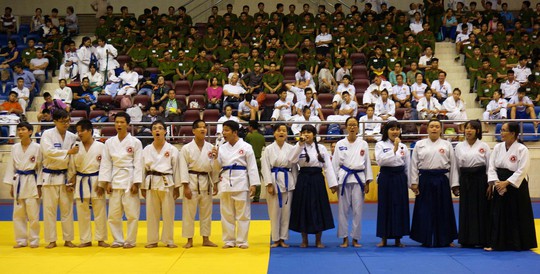 Các võ sĩ khiếm thị Aikido TP HCM hát chào mừng giải