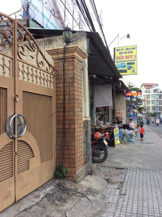 Bó cáp bị cắt trước nhà