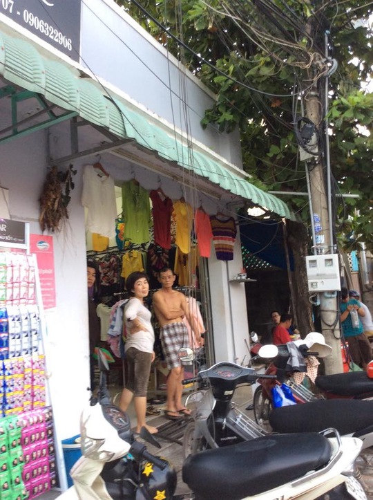 Cáp bị cắt lòng thòng trước cửa hàng, làm ảnh hưởng đến việc mua bán, kinh doanh của nhiều người