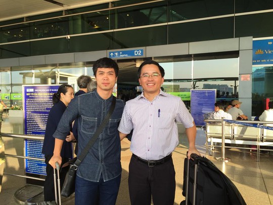 Công Phượng và trưởng đoàn CLB HAGL Nguyễn Tấn Anh tại sân bay Tân Sơn Nhất sáng 30-10