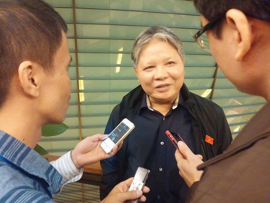 
Bộ trưởng Bộ Tư pháp Hà Hùng Cường trả lời báo chí bên hành lang QH ngày 25-11
