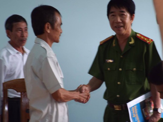 
Ông Huỳnh Văn Nén được Cơ quan CSĐT tỉnh Bình Thuận đình chỉ điều tra bị can vào ngày 28-11 vừa qua. Người đứng sau ông Nén là ông Nguyễn Thận
