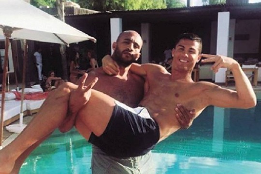 Ronaldo thân mật bên võ sĩ người Morocco Badr Hari