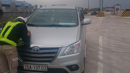 
Người điều khiển xe ô tô bị ném đá trên cao tốc Hà Nội - Hải Phòng trình báo cơ quan chức năng về vụ việc

