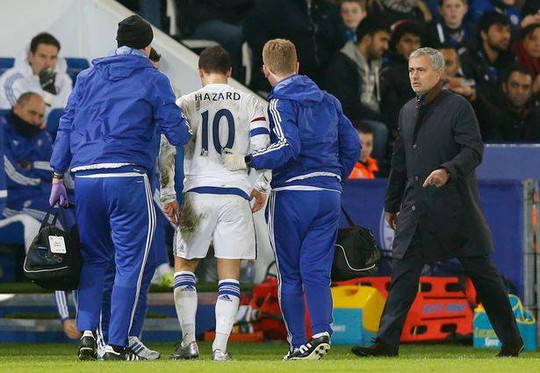 
Hazard bị cho là giả vờ chấn thương để chống lại HLV Mourinho
