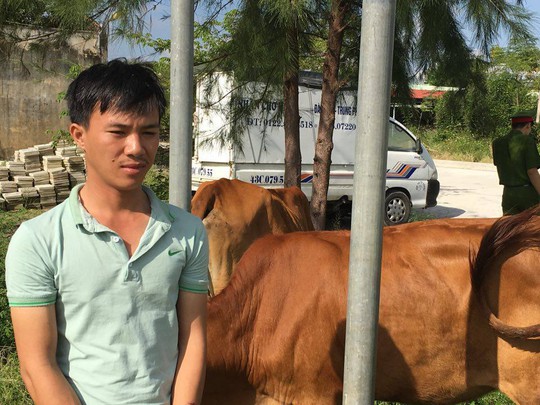 Nguyễn Phước Long và tang vật là 2 con bò do y trộm được Ảnh: Công an cung cấp