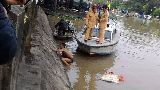 
Người thanh niên ngáo đá leo lên bờ
