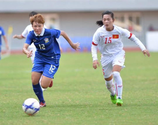 Tuyển nữ Việt Nam (phải) xuất sắc đánh bại Thái Lan 2-0 tối 22-9
