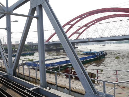
Dự kiến, dự án nâng cấp cầu đường sắt Bình Lợi sẽ được hoàn thành vào năm 2016. Tuy nhiên, dù đã làm lễ động thổ từ tháng 4-2015 nhưng đến nay vẫn đang trong giai đoạn chờ bổ sung thủ tục.
