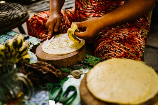 
Mùa nước lên, cũng là mùa những đặc sản của vùng sông nước xuất hiện tại chợ Châu Đốc khiến du khách không thể kìm lòng được. Những đặc sản dân dã mà lại đậm đà hương vị như mắm cá hay các loại khô sẽ là món quà ý nghĩa sau chuyến du lịch Châu Đốc cho bạn bè, người thân
