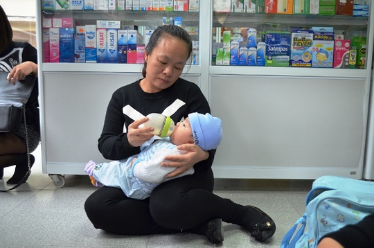 
Chị Thạch Thị Tâm (39 tuổi, Gia Lâm) đến từ 4 giờ sáng để sếp hàng tiêm vắc-xin cho con trai 4 tháng tuổi cảm thấy thất vọng khi bệnh viện hoãn tiêm thuốc
