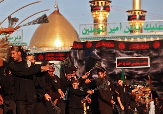 Các tín đồ mặc đồ tang, tưởng niệm cái chết của Imam Hussein, cháu trai của Đấng tiên tri Mohammed. Ảnh: Tasnim News