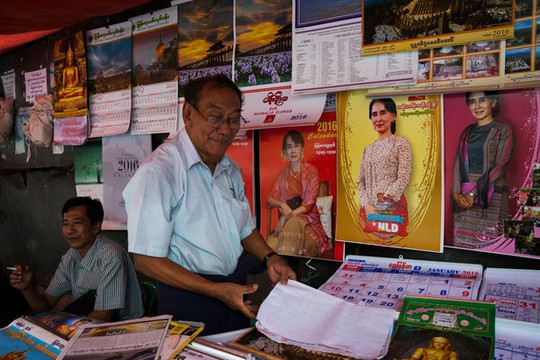 
Lịch có in hình bà Aung San Suu Kyi được bán tại TP Yangon – Myanmar. Ảnh: The New York Times
