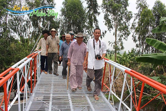 
Niềm vui của Ba Đạt (bìa phải) và người dân địa phương khi cầu hoàn thành
