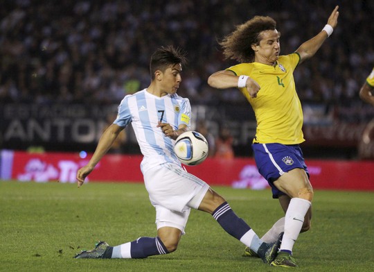 David Luiz (phải) trong trận Brazil hòa chủ nhà Argentina 1-1