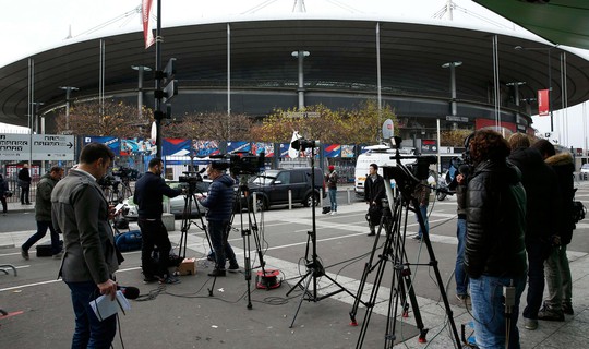 Truyền thông quốc tế tác nghiệp bên ngoài sân Stade de France sáng 14-11 Ảnh: REUTERS