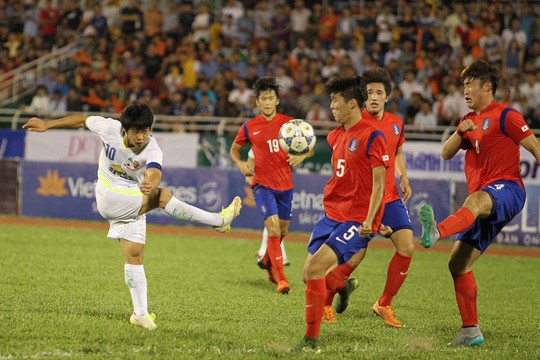 
Ngay từ những phút đầu tiên của hiệp 1, Công Phượng đã có pha uy hiếp khung thành đội bóng U19 Hàn Quốc
