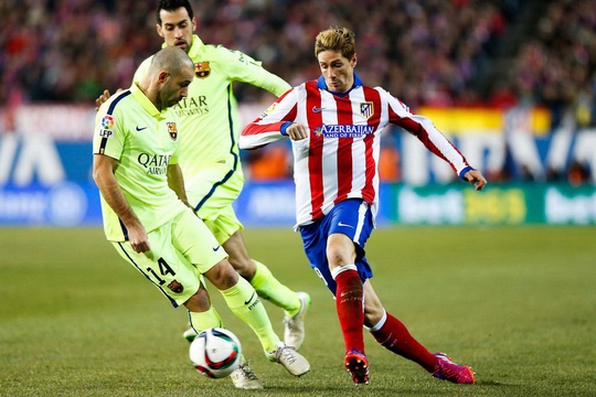 Mascherano có nhiệm vụ ngăn cản Torres khi Barca làm khách trước Atletico Madrid   
Ảnh: REUTERS