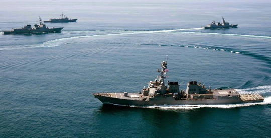 Tàu USS Lassen tham gia một cuộc tập trận hồi tháng 5-2015 Ảnh: EPA