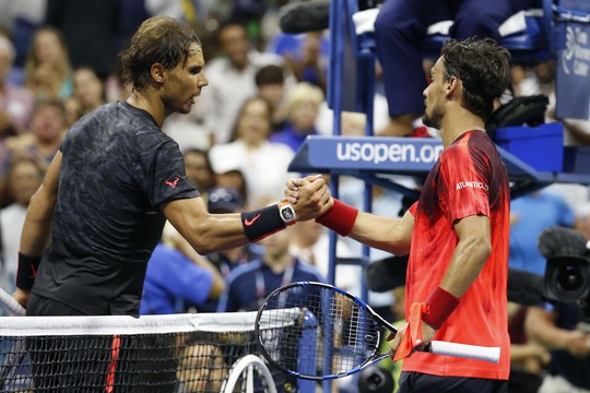 Nadal (trái) chúc mừng Fognini sau trận đấu kịch tính kết thúc trưa 5-9  Ảnh: REUTERS
