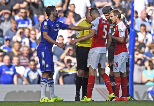 Diego Costa (trái) gây hấn khiến Gabriel bị trọng tài Mike Dean phạt thẻ đỏ Ảnh: REUTERS