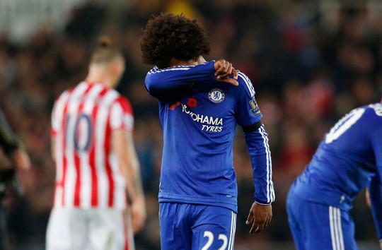 Tiền vệ Willian thất vọng sau trận Chelsea thua chủ nhà Stoke rạng sáng 8-11 Ảnh: REUTERS