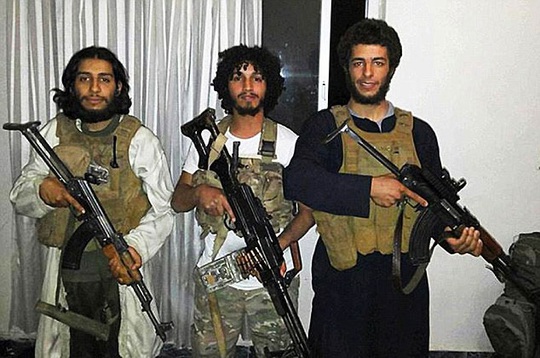 Tên Abdelhamid Abaaoud (trái) thiệt mạng trong cuộc vây ráp ở ngoại ô Paris hôm 18-11 Ảnh: DAILY MAIL