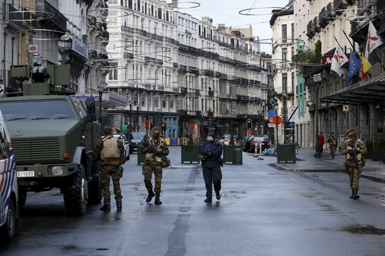 Binh sĩ tuần tra trên đường phố ở thủ đô Brussels - Bỉ ngày 22-11Ảnh: Reuters