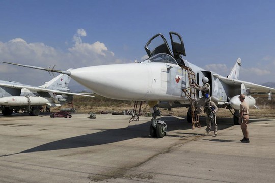 Máy bay Su-24 tại căn cứ không quân Hmeymim gần Latakia ở Syria Ảnh: REUTERS