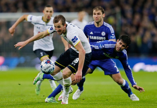 Trong lúc Kane (trái) ngày càng chơi hay ở Tottenham thì Diego Costa sắp có nguy cơ mất chỗ trong đội hình chính Chelsea Ảnh: REUTERS